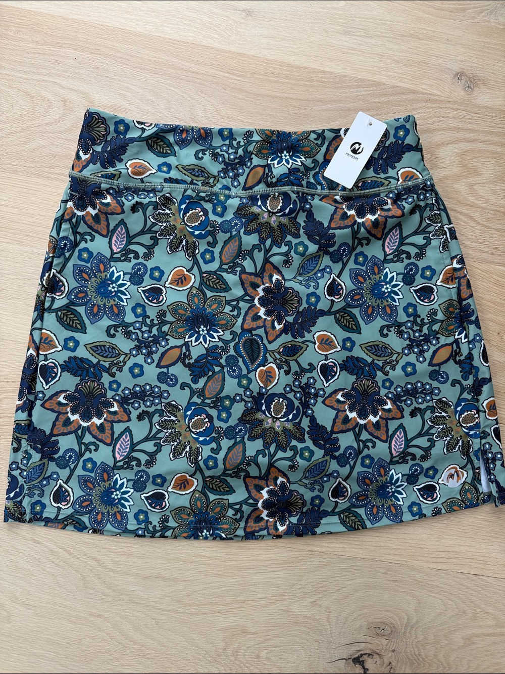 ⛳️ NWT Moteepi Sage Green Floral Skort